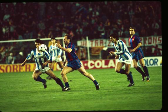 Bakero disputa un balón con Calderé junto a Zamora y Roberto