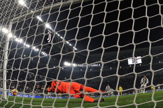 Momento en el que Sorrentino detuvo el penalti