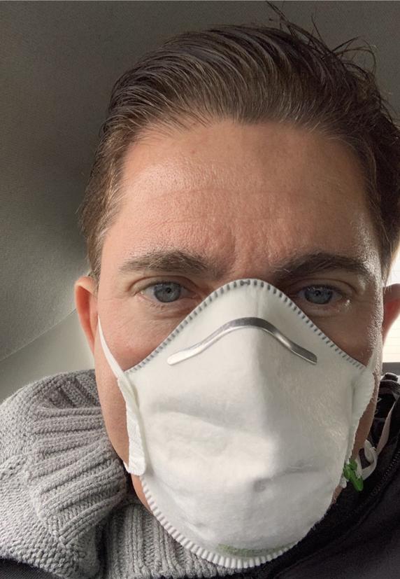 Xavi Pascual, con mascarilla durante su viaje de regreso a España.