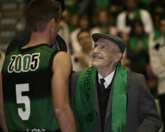 Massot, en el Olímpic durante el homenaje a Rafa Jofresa, en 2006