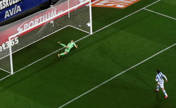 GRAF5241. EIBAR, 10/03/2020.- El jugador de la Real Sociedad, Mikel Oyarzabal (d), marca un gol de penalti ante el Eibar este martes durante el partido aplazado de LaLiga Santander entre el Eibar y la Real Sociedad en el estadio de Ipurua de la localidad armera. EFE/Javier Etxezarreta