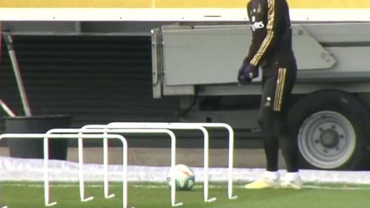 Gareth Bale bromea con el balón como si jugara a golf Gareth Bale bromea con el balón como si jugara a golf