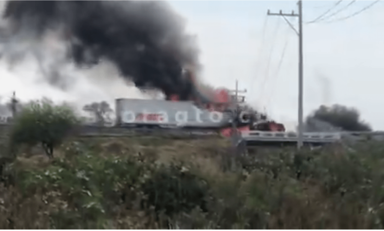 Bloqueada autopista Querétaro-Celaya, delincuentes incendian tráiler y autos, hay más bloqueos sobre la Celaya-Juventino Rosas
