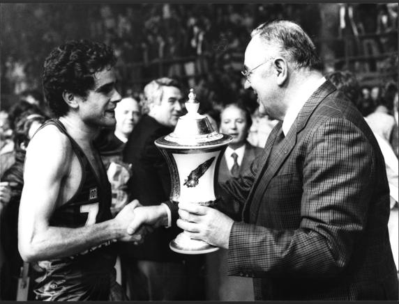 Stankovic, entregado el trofeo de la Recopa de 1985 al capitán del Barça Nacho Solozábal.