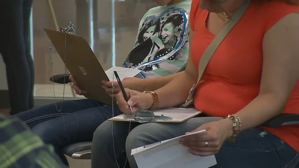 Carga pública: qué pasa para los hispanos que reciban ayuda por coronavirus