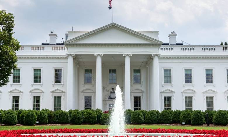 Colaborador de Mike Pence, primer funcionario contagiado de Covid-19 en Casa Blanca