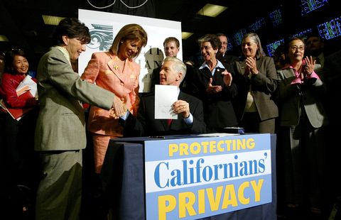 El gobernador de California Davis firma una innovadora legislación de privacidad financiera