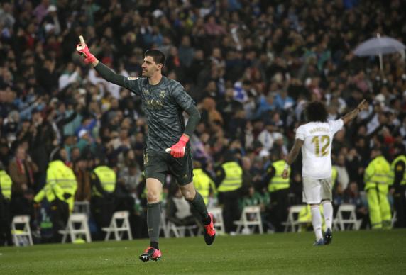Courtois salvó al Madrid en el Clásico