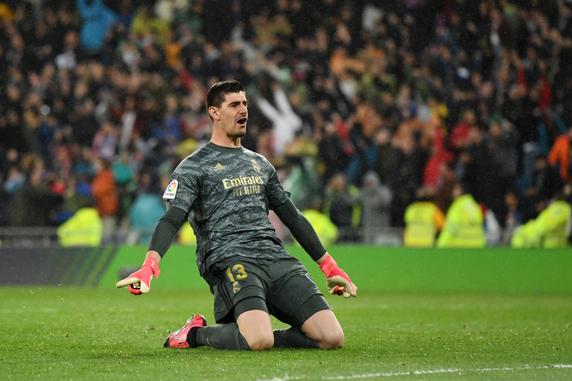 Courtois celebra la victoria en el Clásico.
