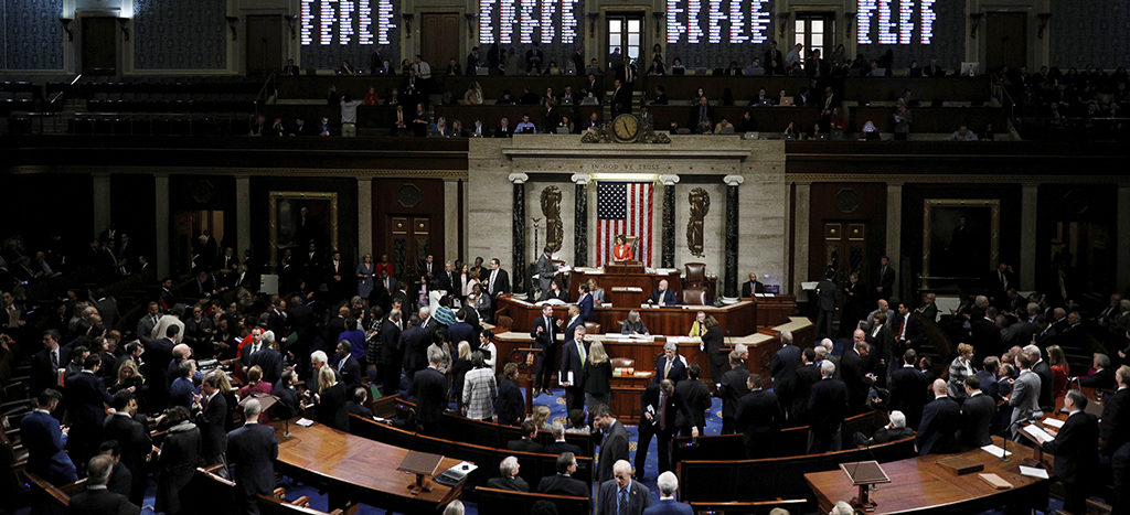 Cámara baja de EU aprueba paquete de 2.2 billones de dólares por Covid-19