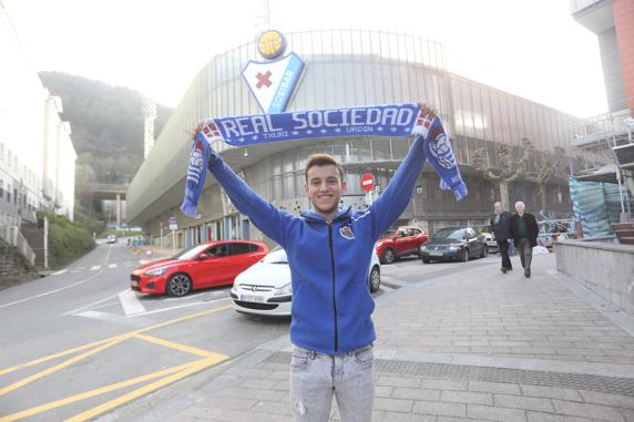 Un aficionado de la Real enarbola su bufanda de la Real en Ipurua antes del partido a puerta cerrada