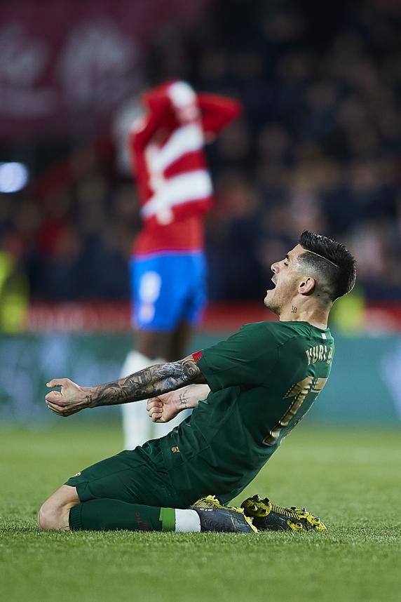 Yuri, celebrando su gol