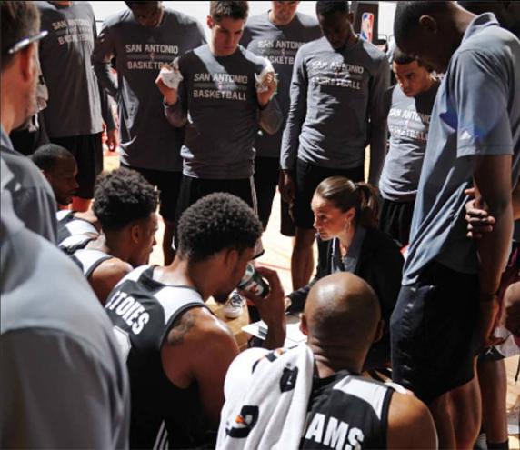 Becky Hammon, con los Spurs durante un partido de pretemporada hace un par de años
