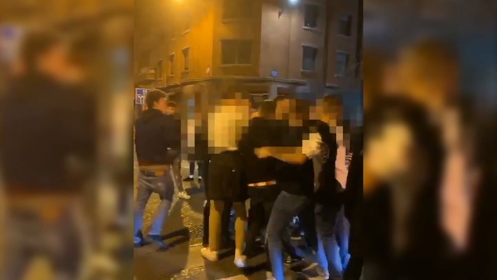 Iago Herrerín se encara con varios aficionados del Athletic Club