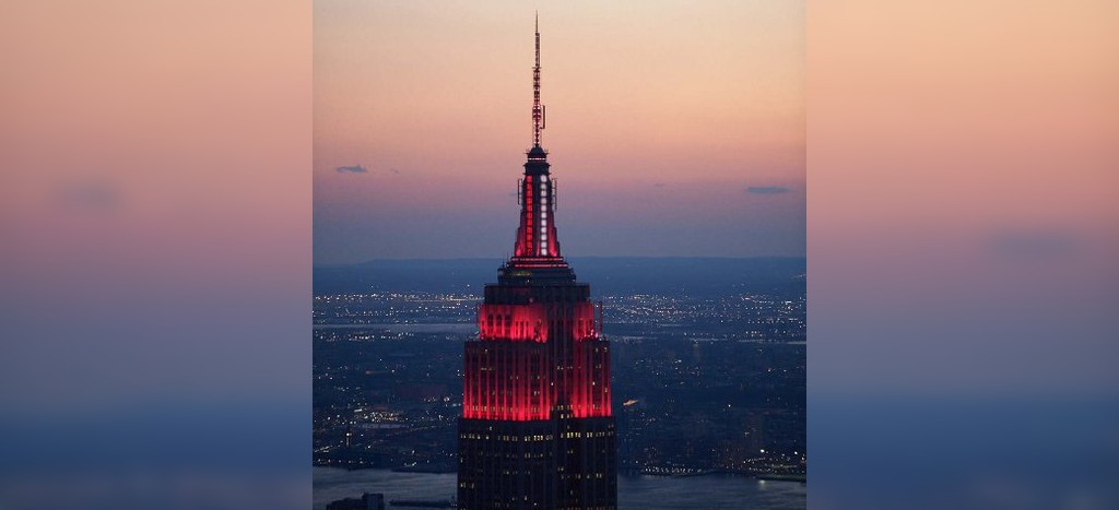 Empire State rinde homenaje al personal médico que lucha contra el Covid-19 | Video