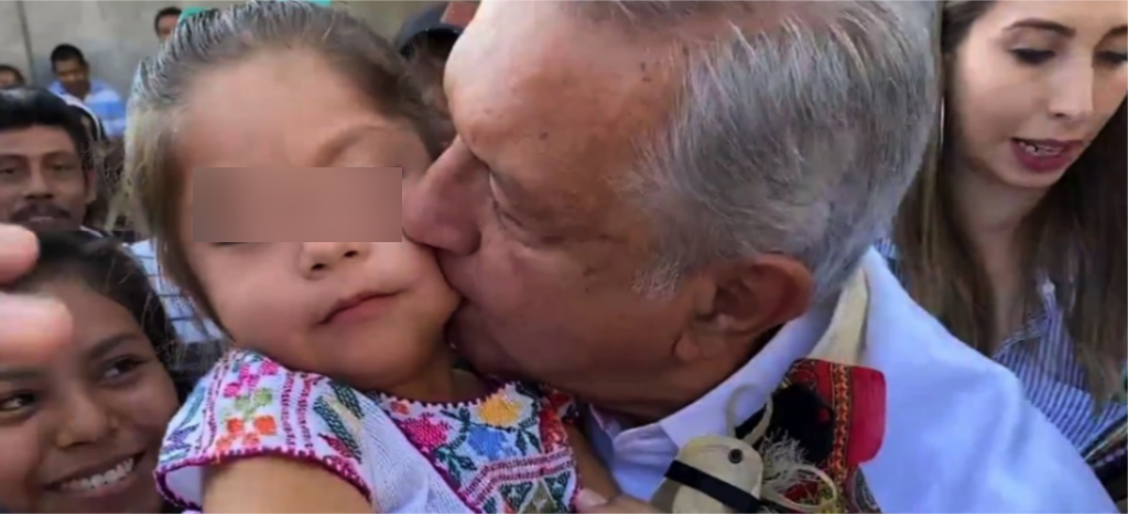 En tiempos de coronavirus, AMLO besa y abraza a la gente en su gira por Guerrero