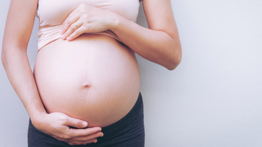 Estudio: embarazadas no transmitirían el coronavirus a sus bebés