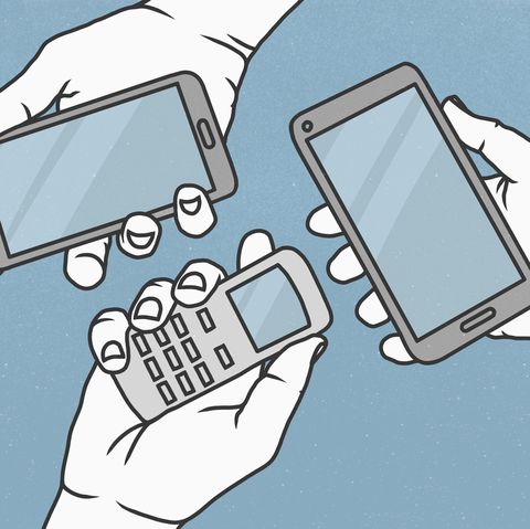 Vista desde arriba manos sosteniendo teléfono celular y teléfonos inteligentes