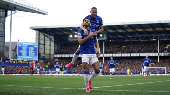 Calvert-Lewin celebra su gol con Richarlison FOTO: AP
