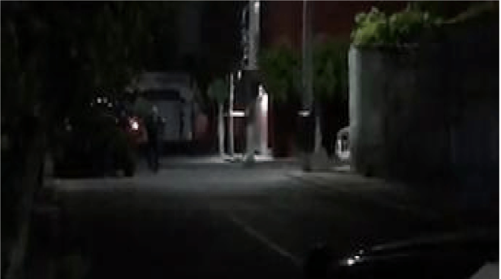 Hallan muerto a taxista “encajuelado” dentro de su taxi, en Lomas de Casa Blanca