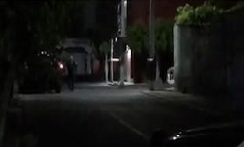 Hallan muerto a taxista “encajuelado” dentro de su taxi, en Lomas de Casa Blanca
