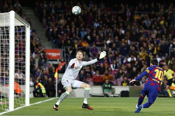 Remiro observa el balón tras rechazar el remate de Leo Messi