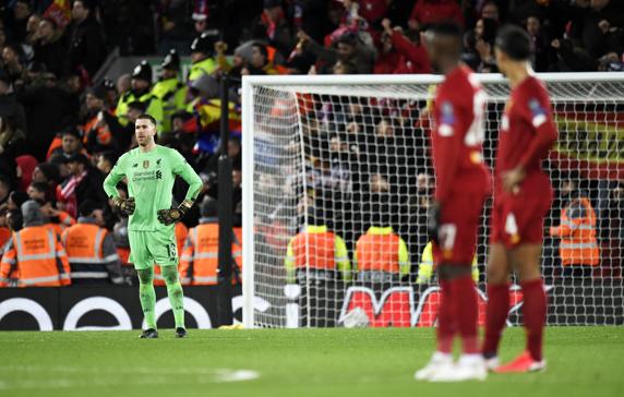 Van Dijk mira a Adrián en el partido ante el Atlético de Madrid.