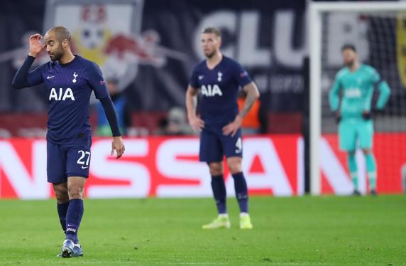 Lucas Moura, abatido. El Tottenham, eliminado por el Leipzig (Photo by Alex Grimm/Bongarts/Getty Images)