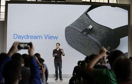 En esta foto de archivo del martes 4 de octubre de 2016, Clay Bavor, vicepresidente de realidad virtual de Google, habla sobre los auriculares de realidad virtual Daydream View durante un evento de producto, en San Francisco. Los auriculares de realidad virtual Daydream View de Google se distinguen al incluir un controlador de mano que responde a gestos y otros movimientos. Es un buen dispositivo por su precio, pero aún necesita más aplicaciones para hacer que su potencial sea más que un sueño. (Foto AP / Eric Risberg, Archivo) Lo más destacado de Daydream VR de Google es ... su controlador