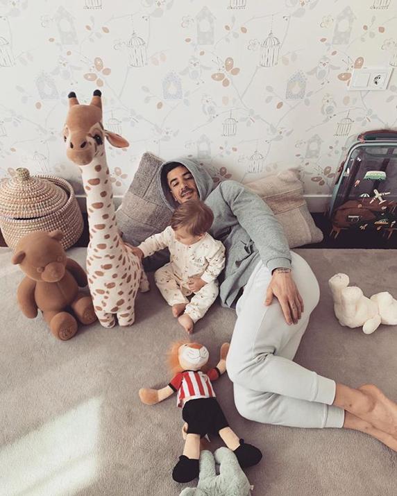 Imagen compartida por Yuri Berchiche, jugador del Athletic, junto a su hijo, en su cuenta de Instagram.