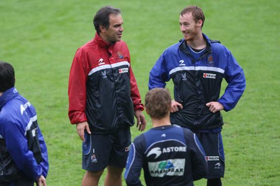 Martín Lasarte charla con David Zurutuza en un entrenamiento con la Real
