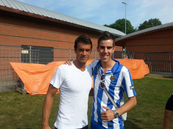 Mitchel Martijn, aficionado holandés de la Real, junto a Xabi Prieto