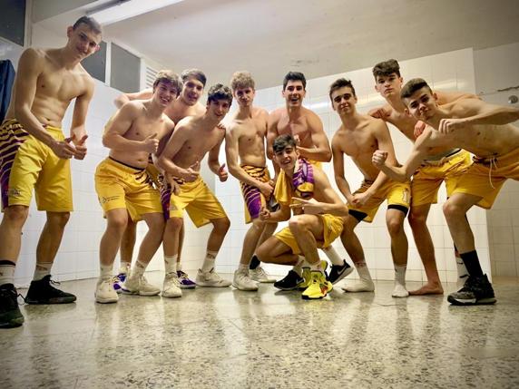 Momento de euforia del equipo en el vestuario tras una victoria.