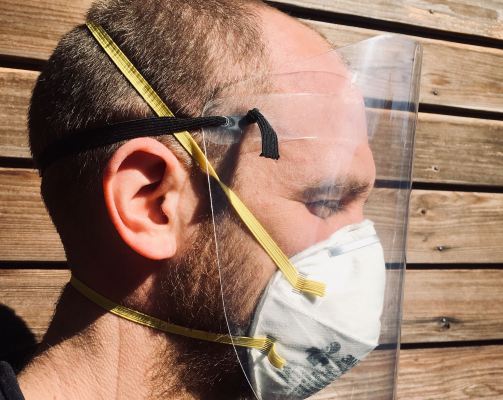 NYU pone a disposición de todos el diseño de caretas para los trabajadores de la salud que se pueden construir en menos de un minuto