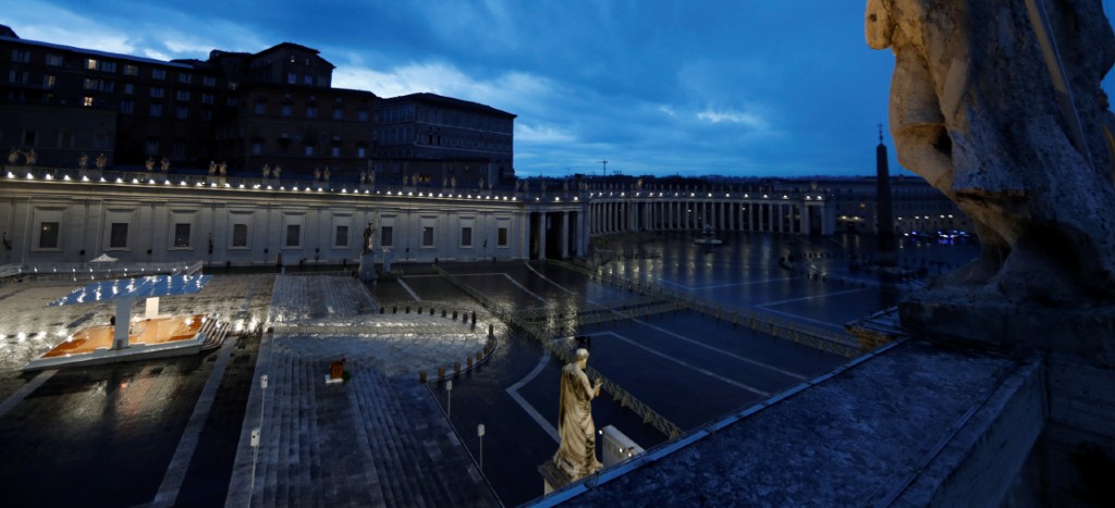 Papa Francisco realiza oración en la Plaza de San Pedro completamente vacía, por pandemia