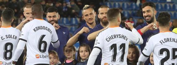 Los jugadores del Alavés y el Valencia chocaron los codos y no los brazos para evitar posible contagio de coronavirus