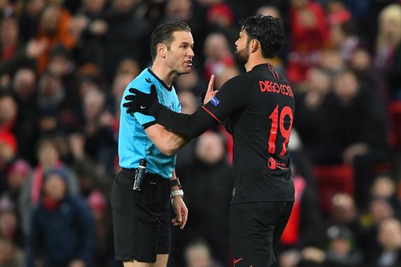 Diego Costa y el árbitro hablan durante la primera mitad.