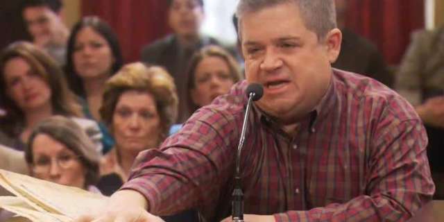Patton Oswalt intenta impresionar a los vecinos con una rutina de auto-cuarentena