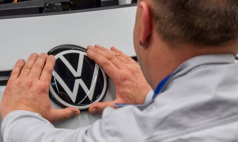 Por coronavirus, Volkswagen anuncia cierre de fábricas en Europa