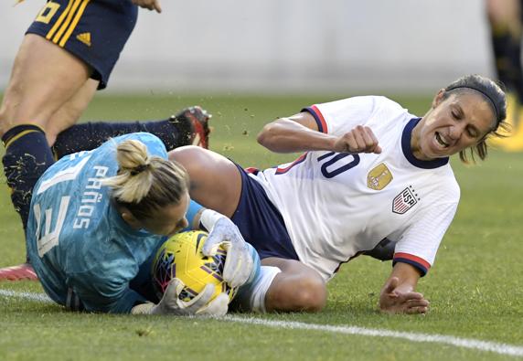 Sandra Paños ataja un balón ante Carli Lloyd