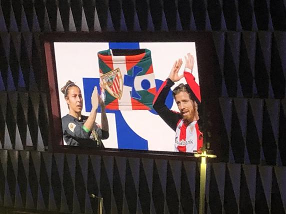 Detalle de los capitanes del Athletic, Ainhoa Tirapu e Iker Muniain, en San Mamés para aplaudir a los sanitarios.