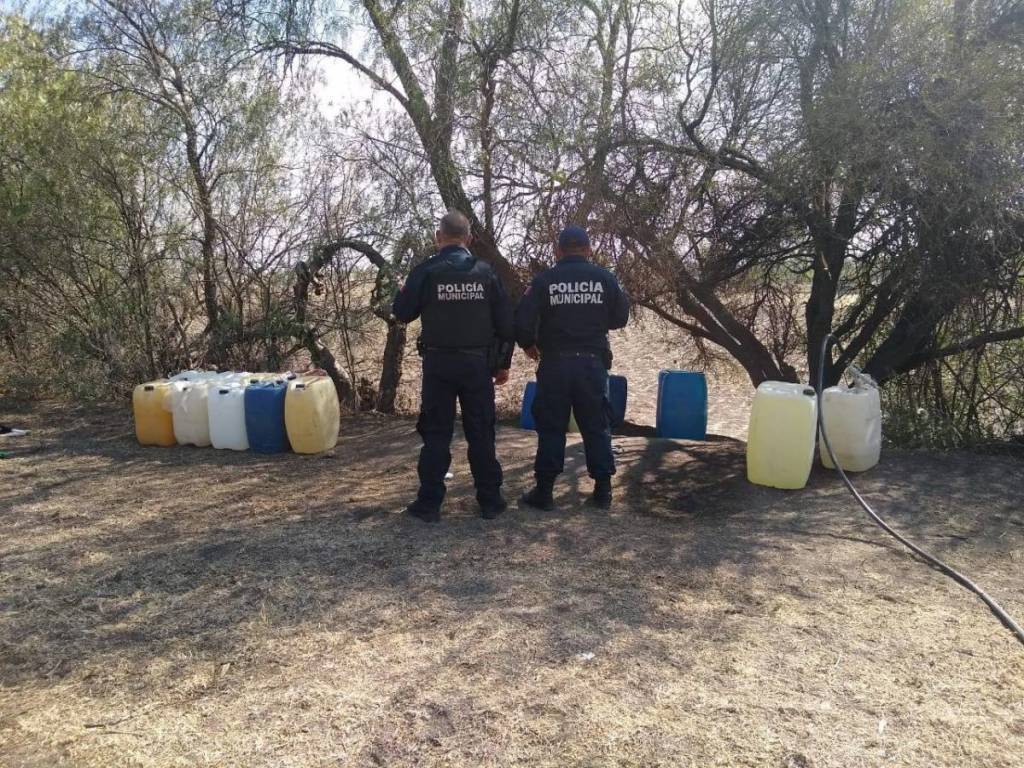 Sorprenden a huachicoleros ordeñando ducto de PEMEX, en El Sáuz, Pedro Escobedo, decomisan combustible