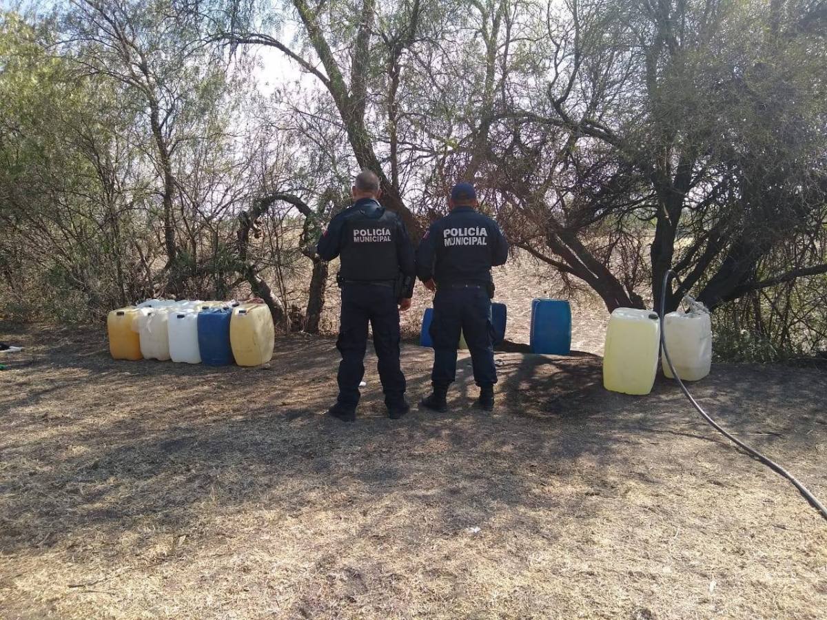 Sorprenden a huachicoleros ordeñando ducto de PEMEX, en El Sáuz, Pedro Escobedo, decomisan combustible