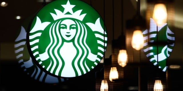 Starbucks cambia temporalmente a pedidos para llevar solo en medio de una pandemia de coronavirus