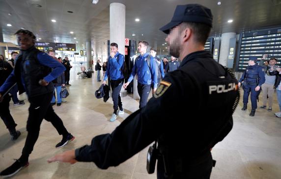 La expedición del Atalanta llegó a Valencia en medio de fuertes medidas de seguridad. El cuadro italiano juega este martes ante el Valencia en Mestalla a puerta cerrada