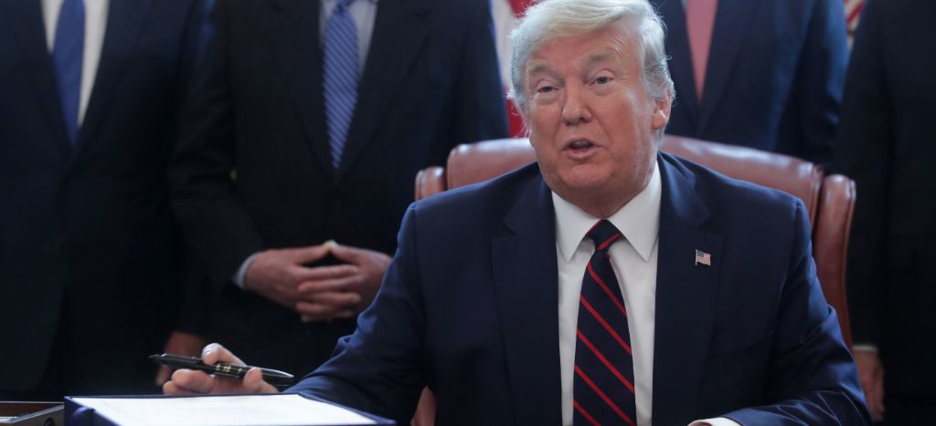 Trump promulga plan de rescate por Covid-19 de 2.2 billones de dólares