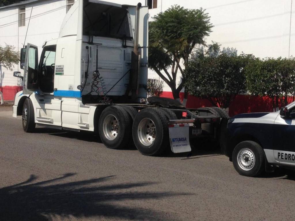 Violento asalto; golpean y amordazan a trailero, roban cargamento de leche en autopista 57 por Pedro Escobedo