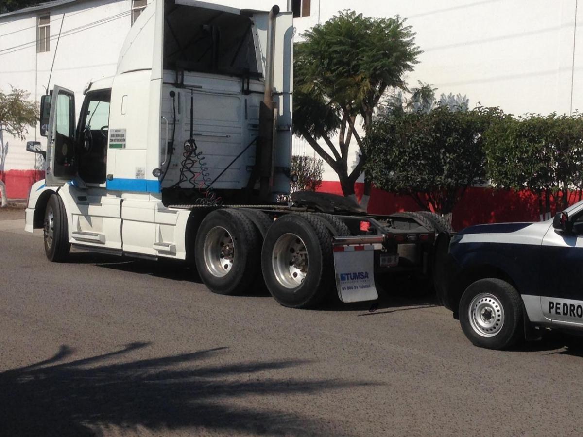Violento asalto; golpean y amordazan a trailero, roban cargamento de leche en autopista 57 por Pedro Escobedo