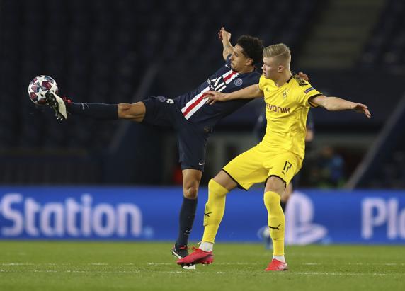 Marquinhos, en pugna con Haaland en el Parque de los Príncipes