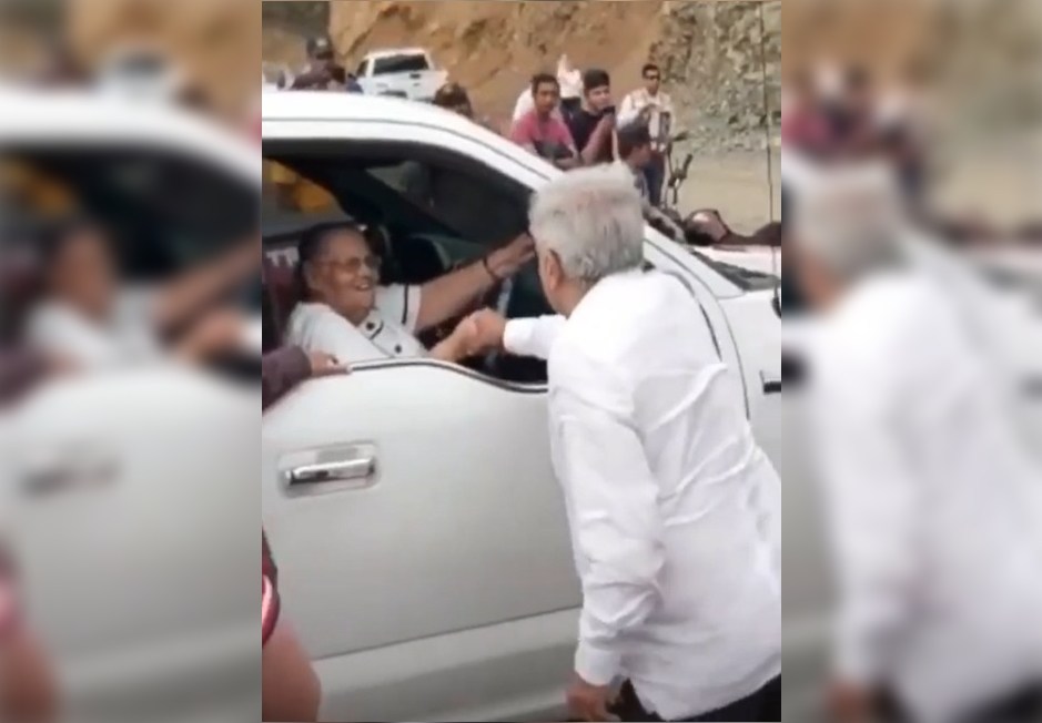 “Ya recibí tu carta”, AMLO saluda de mano a mamá de El Chapo Guzmán (VIDEO)
